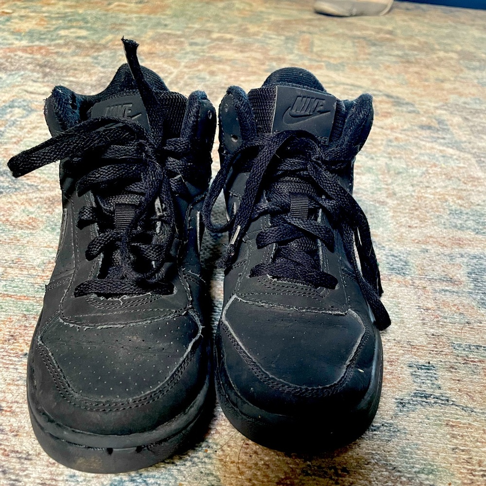 boys black nike sneakers